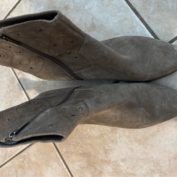 Women's Suede Ankle Boots - Gray - Picture 1 of 3
